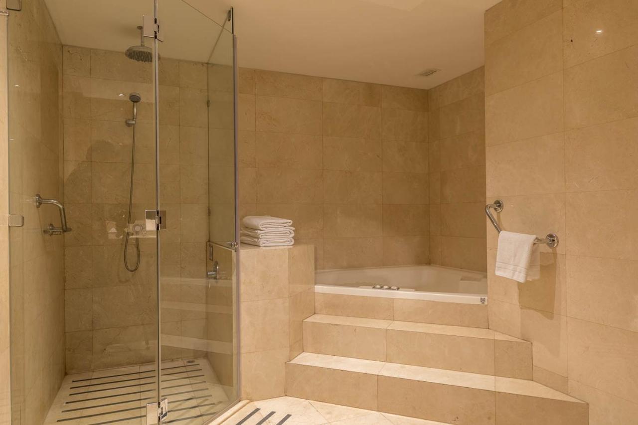 Sheraton Miramar Hotel & Convention Center Vina del Mar Exteriér fotografie A shower and bath in a hotel bathroom